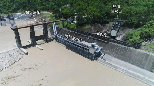 烏山頭水庫東口取水口(曾文溪上游)：攔河堰為重力混凝土、溢流(堰高5.6公尺，堰頂長239.40公尺)、設有排沙閘、計劃取水量為每秒56立方公尺。