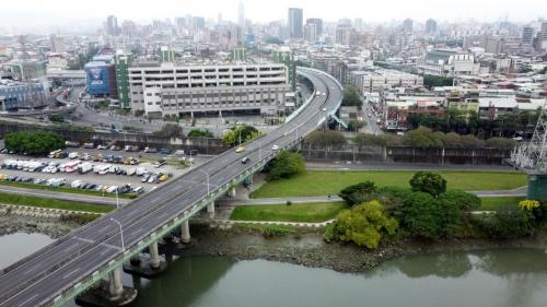 臺北市區鐵路地下化第三期工程「萬板專案」施華翠大橋