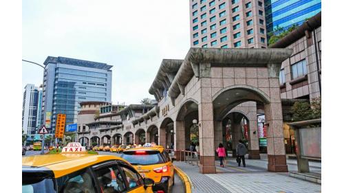  板橋車站南側市民大道廻廊。
 