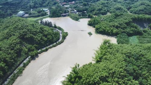 烏山頭水庫>烏山嶺隧道西口引水堰堤及天井豎坑：該處風景優美而有西口「小瑞士」之稱。