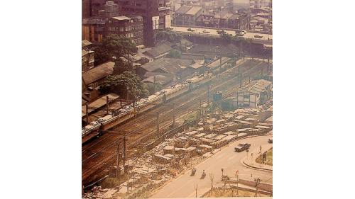 鐵路地下化前ＤＭＵ列車即時通過復興陸橋（原臺北車站東側）
 