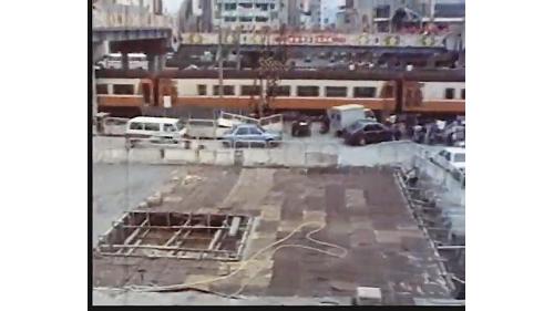 施工全程必須維持鐵路正常營運，故對鄰近民房必須做好安全防護，施工周遭道路透過引進覆蓋鈑工法，以維持交通順暢。
 