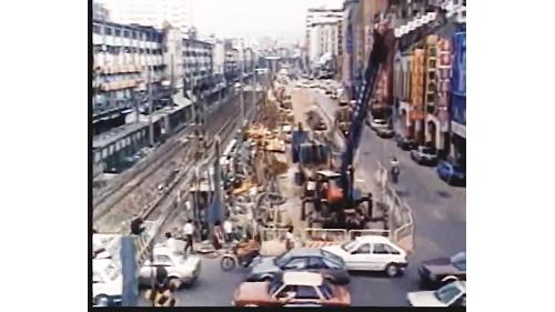 施工全程必須維持鐵路正常營運，故對鄰近民房必須做好安全防護，施工周遭道路透過引進覆蓋鈑工法，以維持交通順暢。