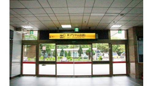 台北車站東3門。(由內而外拍攝)
