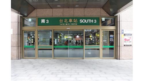 台北車站南3門。