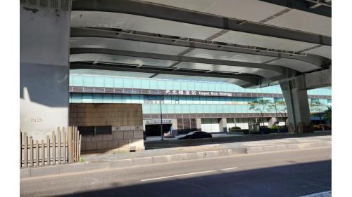 台北轉運站位於台北車站北門市民大道旁。
 