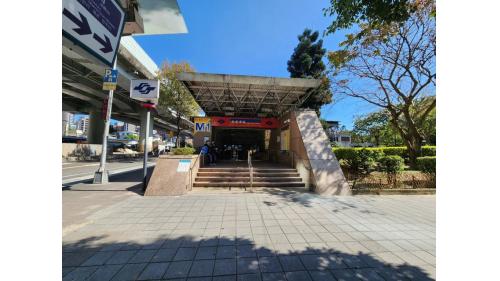 台北車站M1出入口，連通台鐵、高鐵及台北地下街。
 