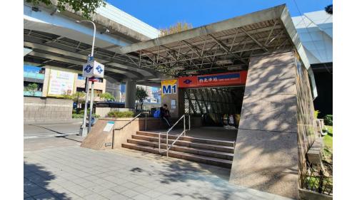 台北車站M1出入口，連通台鐵、高鐵及台北地下街。
 