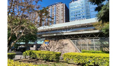 台北車站M1出入口，連通台鐵、高鐵及台北地下街。
 
