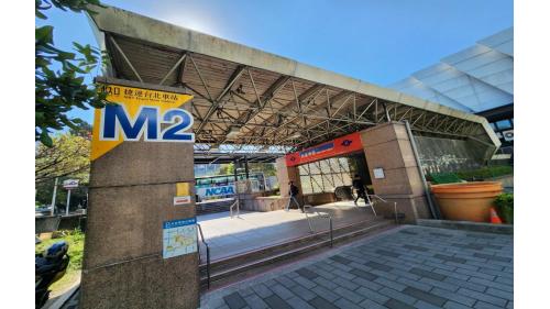 台北車站M2出口。
 