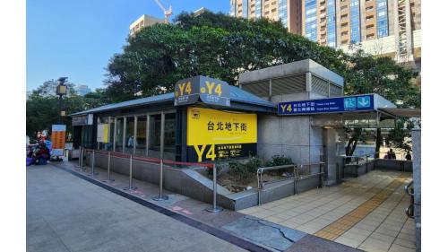台北車站Y4出口，連通台鐵、高鐵及台北地下街。
 