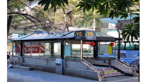 台北車站Y6出口，通台北地下街。
 