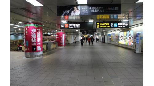 台北車站捷運穿堂層。
 