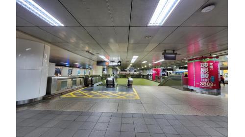 台北車站捷運穿堂層。
 