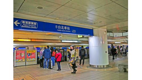 台北車站地下三樓捷運板南線月台。
 