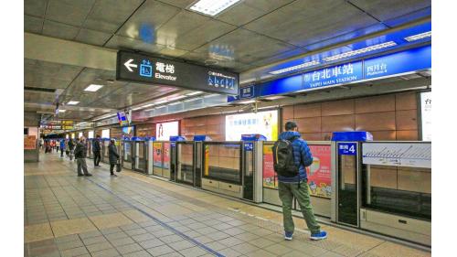 台北車站地下三樓捷運板南線月台。
 