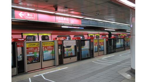 台北車站地下四樓捷運淡水線月台。
 