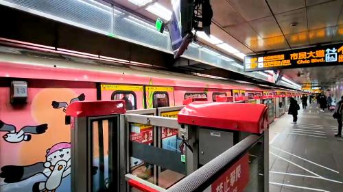 台北車站地下四樓捷運淡水線月台。
 