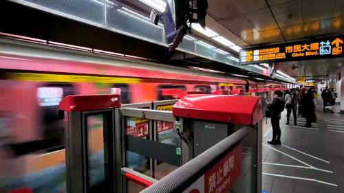 台北車站地下四樓捷運淡水線月台。