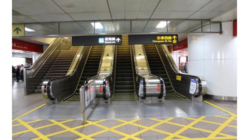 台北車站捷運淡水線月台往捷運板南線手扶梯。
 