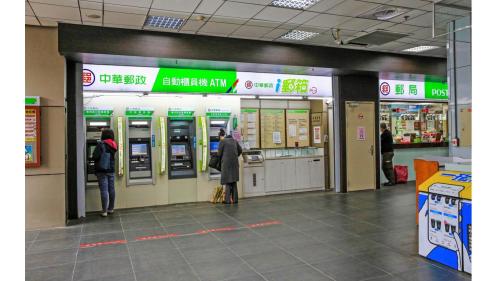 一樓車站大廳內郵局。(位於東3門內)