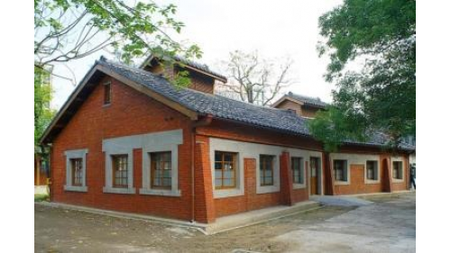 國定古蹟鐵道部電源室。電源室。創建時間早於1925年，可能為機械發電，或做為蓄電廠的單層供電場所，歷經多次增建，為配合南廳舍、北工廠的基地走向，平面形成曲折特殊角度。構造為有扶壁柱磚造承重牆身，木造桁架屋頂，上方設有俗稱太子樓的通風散熱氣窗。