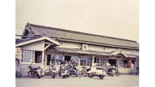 松山舊稱錫口，1887年臺灣鐵路啓建時即於此地設立簡易的售票設施，1920年更名松山站，並於1940年改建為木造站房。1985年舊站房拆除，改為2層結構的跨站式新站房。2003年配合南港專案施工，拆除原有跨站式站體並啓用臨時站房，至2009年12月29日，地上2層、地下2層(預留未來增建15層大樓基礎)的松山地下化車站面世。【圖/舊松山車站】
