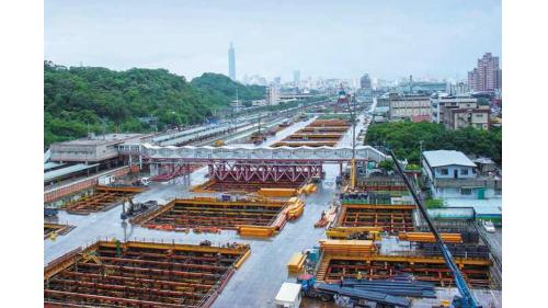 南港車站地下車站工程施工。
 
 