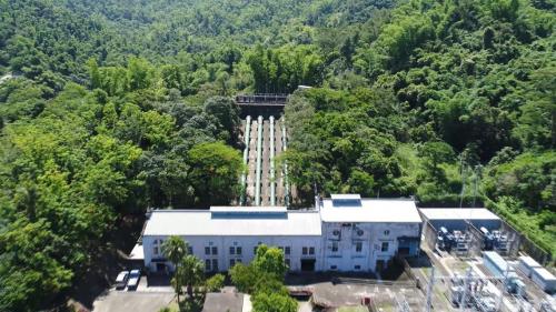 竹子門發電廠全景，電廠供電給台南、打狗(高雄)及阿猴(屏東)，其尾水流入獅子頭圳作為灌溉之用。