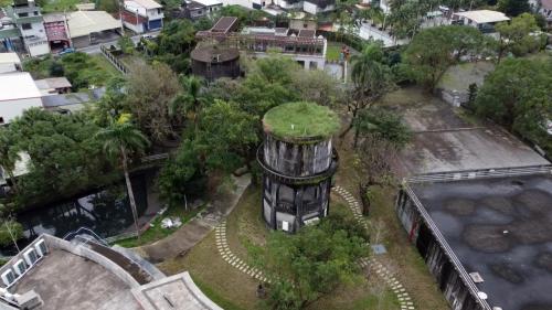 羅東自來水廠建於1926年，其蓄水池、八角亭、圓柱高架水塔仍遺留至今，池頂覆土，第二層中空，底層為抽水機房並以RC牆保護。成為廠內珍貴的文化遺產。
 