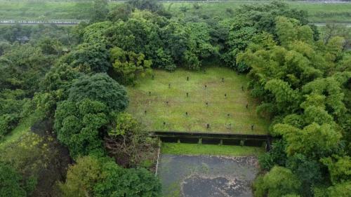 員山忠烈祠旁之配水池之通氣孔多達40個，並具一只避雷針(針頭已不知去向)。