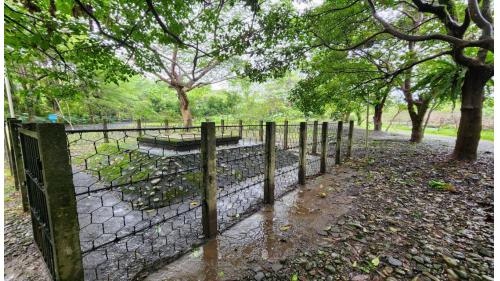 二號沉沙井。水源地在集水的過程中，因為部份的地下伏流水含砂量較高，所以設置「沉沙井」讓原水流過的時候使小石或砂粒沉降，再定期派人下井清淤。沉沙井可增加園區可取用水量，並減少後端淨水處理的負荷。早期水源地並不設圍圍牆，日人在各個水井四週架上龜甲形鐵絲網，以維護水井安全，現僅存兩座沉砂井為建設初樣貎(1932年)。
 