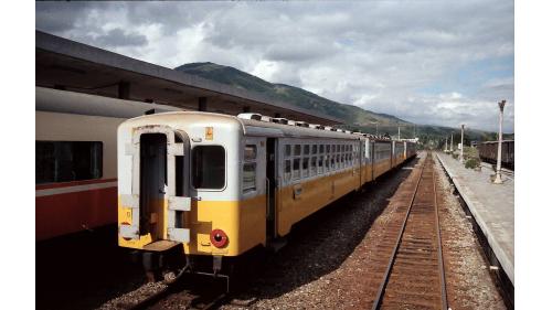 舊台東線光華號塗裝的DR2050無動力拖車，1982年因為臺東線拓寬完工而停駛。
 