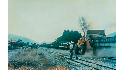 1978年7月1日762mm軌距的台東線鐵路開始進行拓寬工程，圖為玉里站的填道渣工程。
 