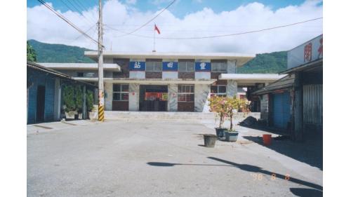 豐田車站（1980年代)-1953年（民國42年），臺灣鐵路管理局曾針對舊有木造站房進行整修。日後，因應臺東線鐵路拓寬工程施作，木造站房遭到拆除，並於1981年（民國70年）改為本圖中的水泥式建體。
 