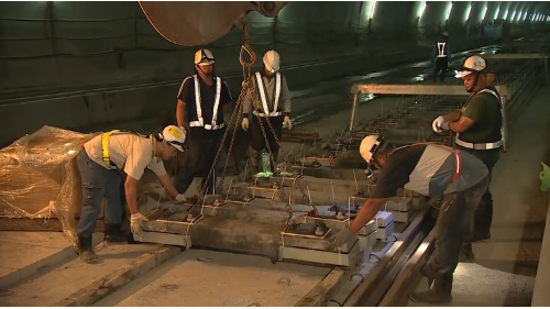 花東線鐵路雙軌隧道工程新自強隧道軌道鋪軌作業