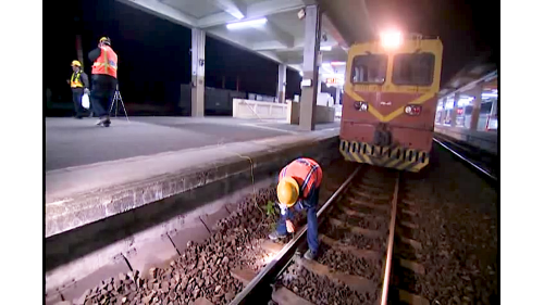 系統機電工程係配合土建施工進度，進場架設電車線、號誌、照明及電訊等施工，包含變電站工程號誌系統與電車線系統。【圖/機電工程人員犧牲假日不停的做測試作業】