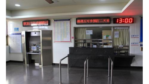 林邊站位於屏東縣林邊鄉，鐵路局配合林邊溪橋改建工程將站房改為高架，高架站房於2012年啓用。2019年12月20日配合南廻鐵路電氣工程，潮州到枋寮段電氣化通車。林邊溪橋位於林邊站與佳冬站之間。
 