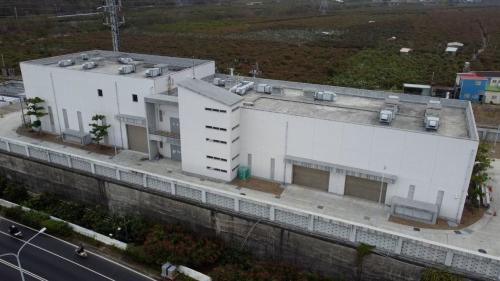 內獅變電站位於加祿站與內獅站之間，是為因應南迴鐵路電氣化新設大武變電站及內獅變電站兩座 兩變電站節能、節水、綠化及景觀等 均參考綠建築等級標準。