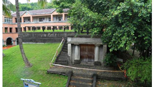 淨水池。因旗山人口增加，原旗山水道不敷使用，爰於1954年在旗山堤防處另開鑿取水，增設850噸的蓄水池，原旗山水道於1961年至1971年間廢棄。廢棄後，2001年原計畫將淨水池拆除改建為社福館，所幸在地方人士極力爭取下淨水池得以保存，另增建社福館，淨水池於2004年登錄為歷史建築。
 