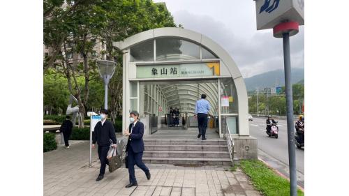 台北捷運信義線地下段象山站(R02)地面層