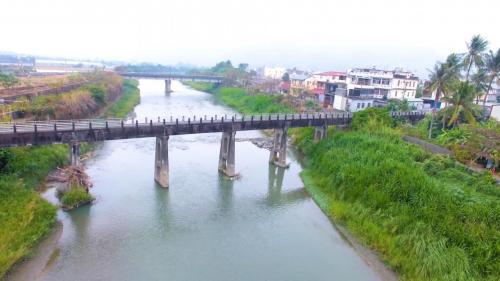 獅子頭圳:美濃水橋1927年改建完成，橋上人車走，橋下流水流。