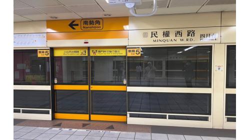 有一座島式月台，全高式月台門，左側開門。三月台往廻龍/蘆洲方向、四月台往南勢角方向。
 