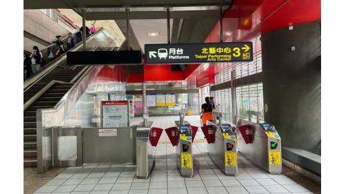 台北捷運淡水線高架段劍潭站(R15)地面大廳出口3