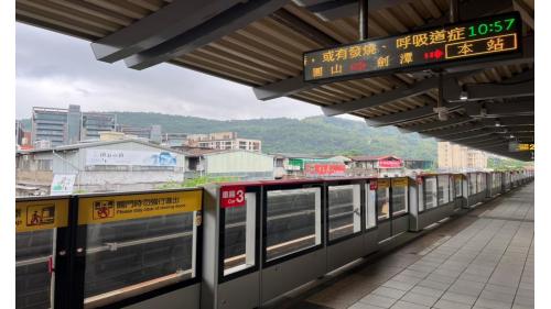 台北捷運淡水線高架段士林站(R16)二樓月台層