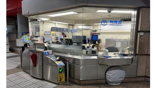 台北捷運淡水線高架段石牌站(R19) 地面大廳穿堂層