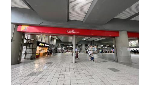 台北捷運淡水線高架段北投站(R22)地面大廳穿堂層