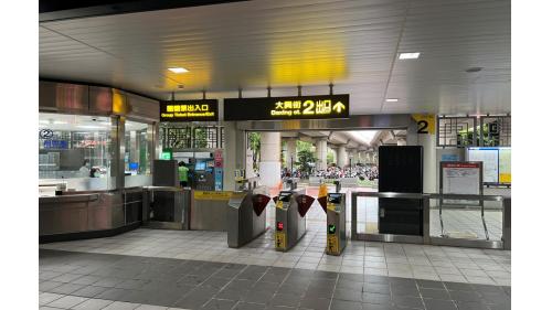 台北捷運淡水線高架段北投站(R22)地面大廳穿堂層