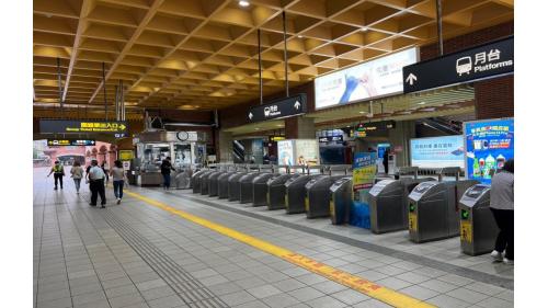 捷運淡水線高架段淡水站(R28)地面大廳穿堂層