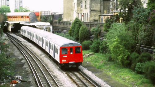 英國倫敦地鐵系統(「London Underground」)，因其地鐵隧道外型為圓形，看似水管，當地人以Tube暱稱，是世界上最早的捷運系統建設。